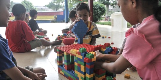 Keceriaan Anak-Anak Bermain di RPTRA Rawa Jaya