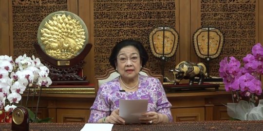 Megawati Meneteskan Air Mata Kala Hasto Cerita Tentang Bung Karno