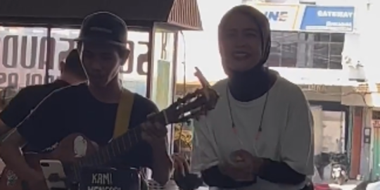 Pengamen Ini Tak Sadar Nyanyikan Lagu Kotak di Depan Tantri, Videonya Viral