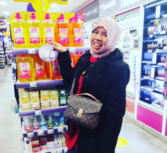 kini buka warung intip potret terbaru rohimah usai cerai dari pria turki