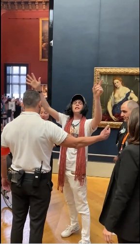 diproses hukum ini nasib pria yang lempar kue ke lukisan monalisa di museum louvre