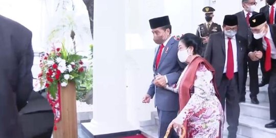 Senyum Jokowi saat Ditanya Beda Pilihan di Pilpres dengan Megawati