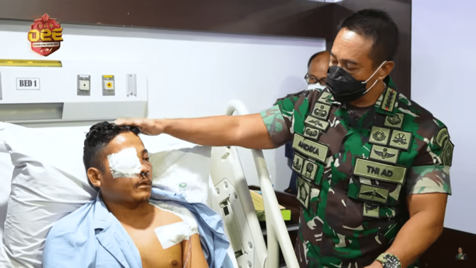 panglima tni jenguk prajurit korban penembakan kkb