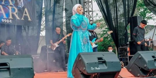 5 Potret Ikke Nurjanah Manggung di Acara Hajatan, Pakai Gaun Biru Cantik Banget