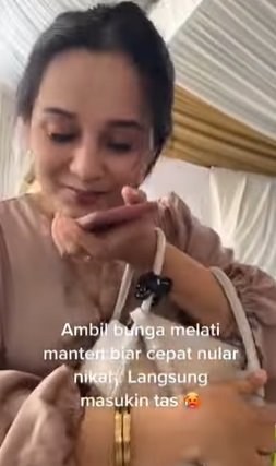 wanita ini ingin cepat nikah sampai mengambil bunga melati pengantin pria