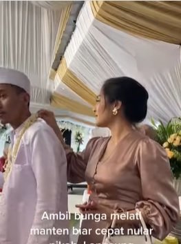 wanita ini ingin cepat nikah sampai mengambil bunga melati pengantin pria