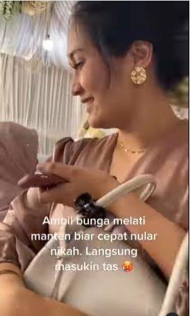 wanita ini ingin cepat nikah sampai mengambil bunga melati pengantin pria