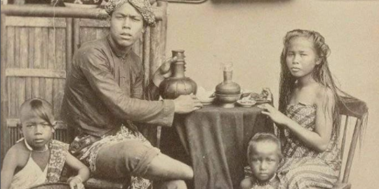 Viral Foto Keluarga Tahun 1875, Gaya Rambut Anaknya Jadi Sorotan