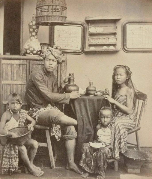 viral foto keluarga tahun 1875 gaya rambut anaknya jadi sorotan