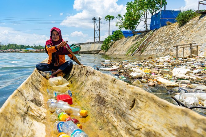 pemburu sampah di teluk kendari