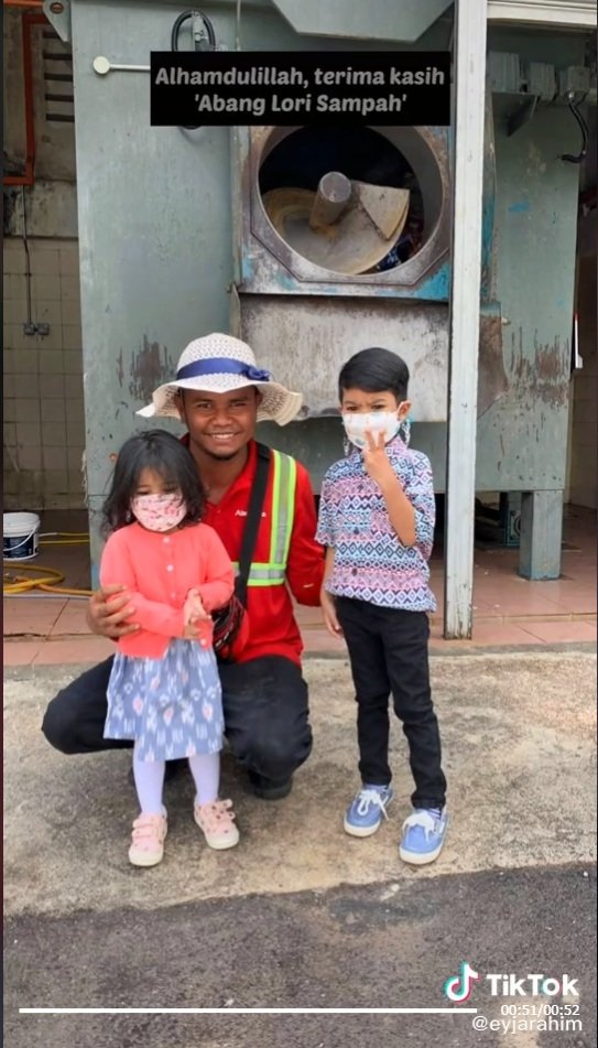 anak kecil ini kagumi petugas kebersihan yang ke rumah pekerjaan yang dicita citakan