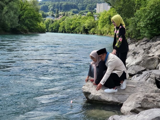 ridwan kamil di tepi sungai aare swiss