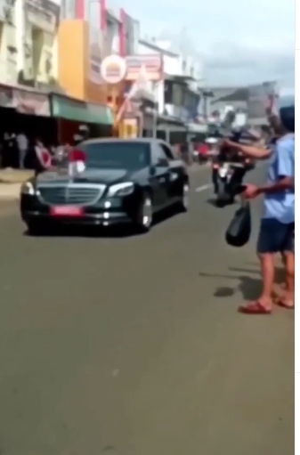 viral warga hampir tertabrak mobil presiden jokowi gara gara ambil kaos di jalan