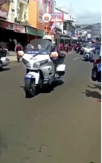 viral warga hampir tertabrak mobil presiden jokowi gara gara ambil kaos di jalan