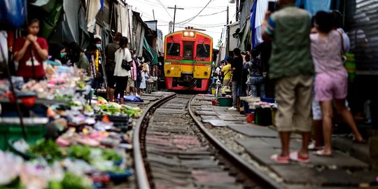 Hiruk-pikuk Mae Klong, Pasar Ekstrem Pinggir Rel Kereta Api di Thailand