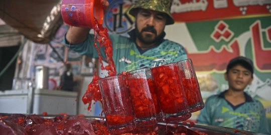 Minuman 'Penyegar Jiwa' Satukan India dan Pakistan saat Cuaca Panas