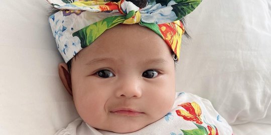 Potret Terbaru Baby Ameena Anak Atta & Aurel, Gayanya Bikin Gemas Disebut 'Si Mochi'