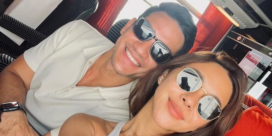 Deretan Potret Romantis Nana Mirdad dan Andrew White, Bak ABG Pacaran