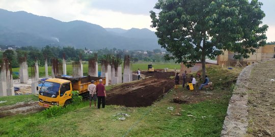 Polisi Kawal Penjemput Jenazah Eril dari Bandara Soekarno-Hatta Sampai Makam