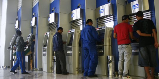 Jangan Panik, Ini yang Harus Anda Lakukan jika Kartu Debit BCA Tertelan Mesin ATM
