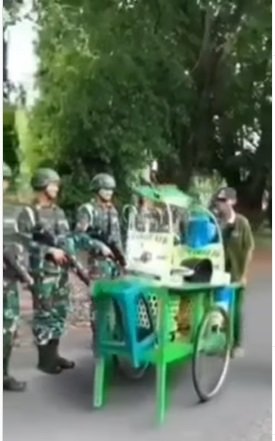 pm tni bersenjata lengkap lagi apel pedagang cendol berani beraninya lewat di tengah