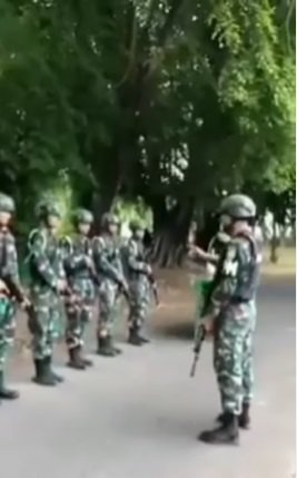 pm tni bersenjata lengkap lagi apel pedagang cendol berani beraninya lewat di tengah