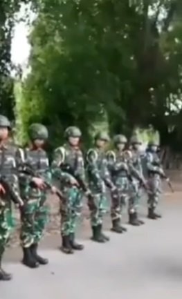 pm tni bersenjata lengkap lagi apel pedagang cendol berani beraninya lewat di tengah
