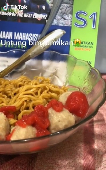 viral wanita tak jadi makan mi ayam setelah tuangkan saus ternyata ini yang terjadi