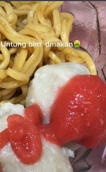 viral wanita tak jadi makan mi ayam setelah tuangkan saus ternyata ini yang terjadi