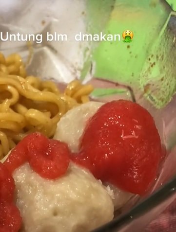 viral wanita tak jadi makan mi ayam setelah tuangkan saus ternyata ini yang terjadi