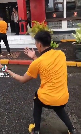 polisi ini semangat ikuti senam pagi gerakannya asyik banget bak sedang joget