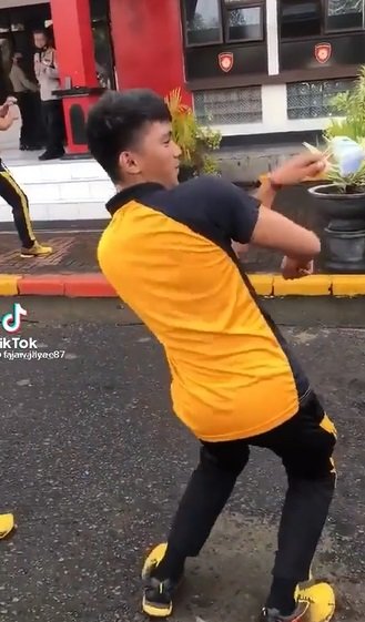 polisi ini semangat ikuti senam pagi gerakannya asyik banget bak sedang joget