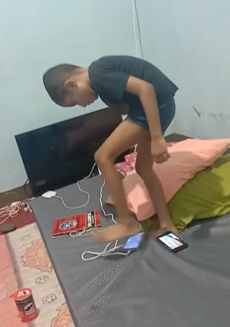 ngamuk karena kalan main game aksi bocah emosi ini bikin geleng kepala