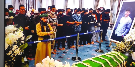 Larut Malam, Warga Berdatangan ke Gedung Pakuan untuk Salati Jenazah Emmeril