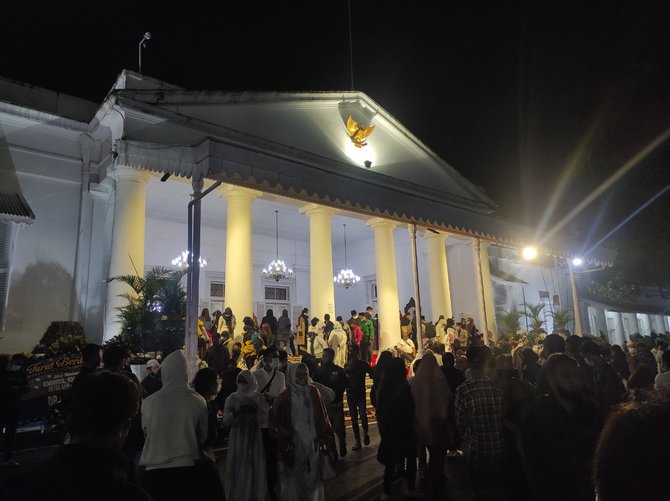 warga berdatangan ke gedung pakuan salati jenazah eril