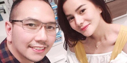 Jarang Tersorot, Ini 5 Potret Ganteng Suami Astrid Tiar yang Berprofesi Dokter