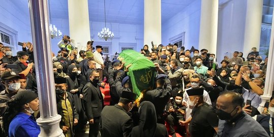 Diiringi La Illaha Ilallah dan Tangis, Jenazah Eril Dibawa ke Pemakaman