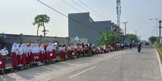 Para Pelajar Berdiri di Pinggir Jalan Sambut Iring-iringan Jenazah Eril