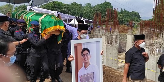 Momen Jenazah Eril Saat Diantar ke Pemakaman di Cimaung