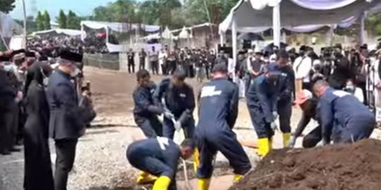 Prosesi Pemakaman Eril Rampung, Ribuan Warga Antre Berziarah