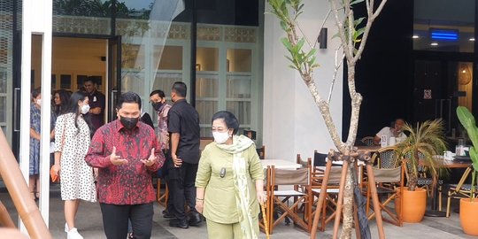 Semringah Erick Thohir Berbatik Merah Dampingi Megawati Keliling Sarinah