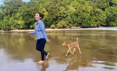 momen susi pudjiastuti bermain di laut bersama cucunya