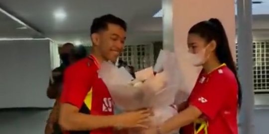 Juara Indonesia Masters, Ini Momen Manis Fajar Alfian Dapat Bunga dari Susan Sameh