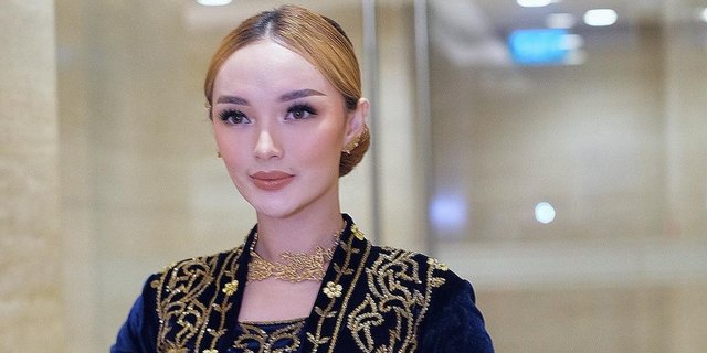 Potret Zaskia Gotik Pakai Dress Putih Ketat, Aura Bumil Terpancar Cantik Banget
