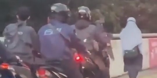 Viral Aksi Pejalan Kaki Tak Mau Mengalah dari Pemotor Bandel, Banjir Dukungan Netizen