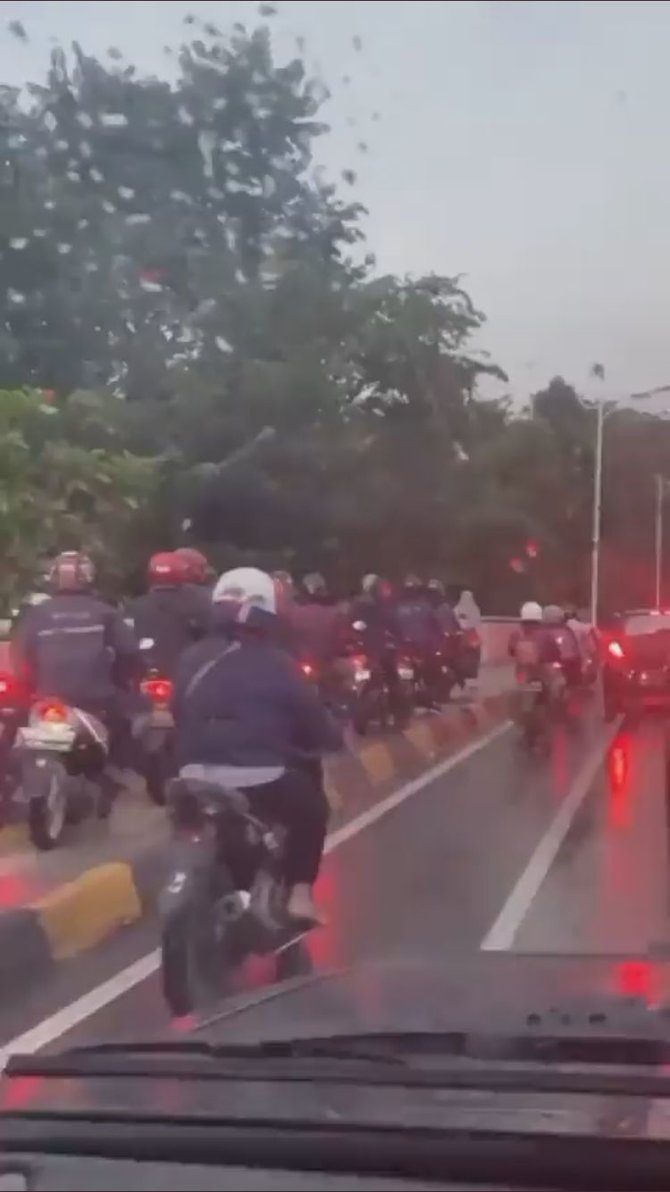 viral pejalan kaki tak mau mengalah dari pemotor bandel