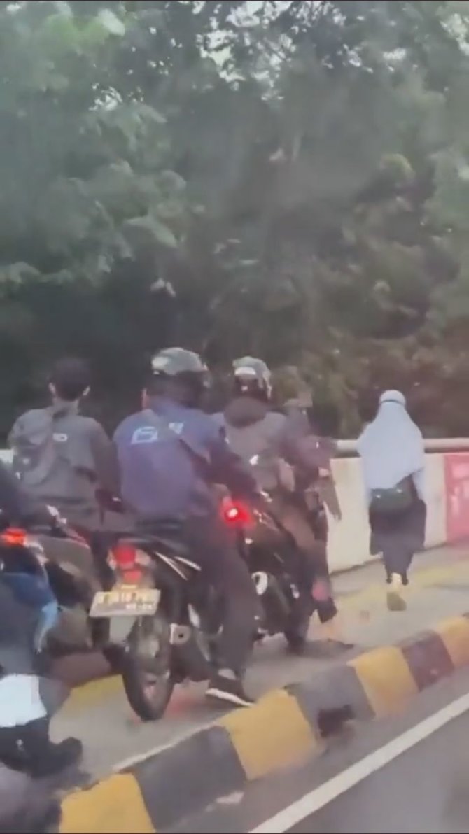 viral pejalan kaki tak mau mengalah dari pemotor bandel