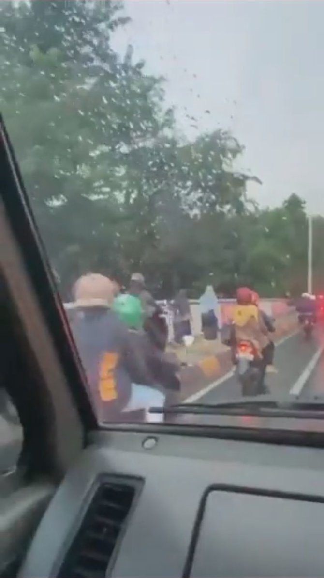 viral pejalan kaki tak mau mengalah dari pemotor bandel