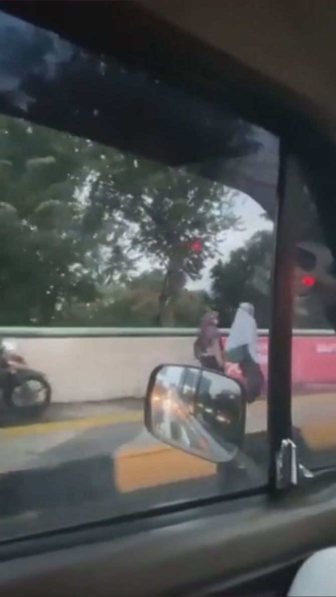 viral pejalan kaki tak mau mengalah dari pemotor bandel