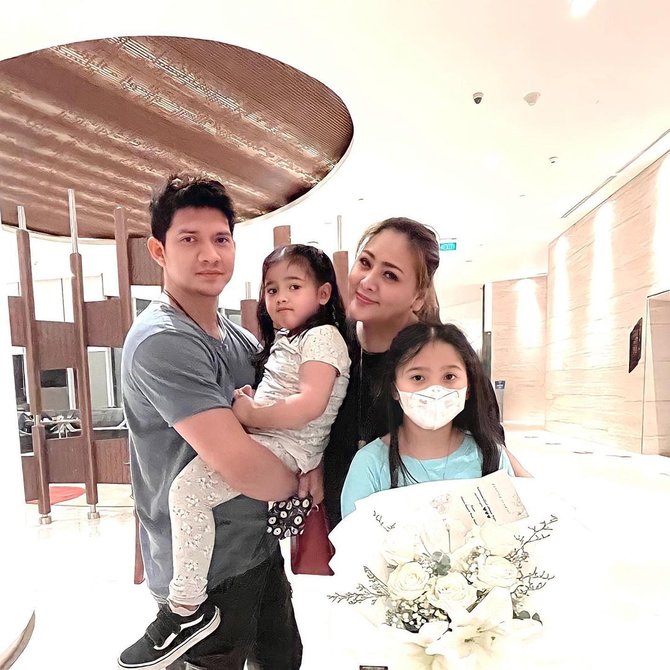 potret kebersamaan iko uwais dengan keluarga